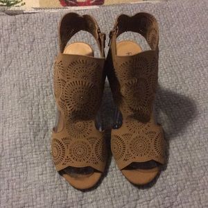 Francesca’s tan perforated Sandler